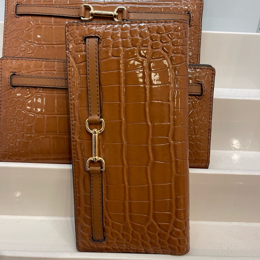 MICHAEL KORS Carson Large Snap Crocodile Embossed Bifold Wallet
Luggage
NWT - Picture 12 of 16